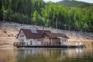 Плавбаза «Таежка» в Саяногорском районе