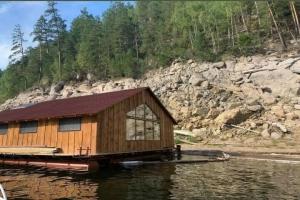 Плавбаза «Охотничья» в Саяногорском районе