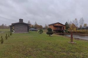 Загородный дом Дом с русской баней и пирсом на берегу пруда, Вятское
