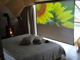 Двухместный коттедж Premium с красивым видом из окна двуспальная кровать