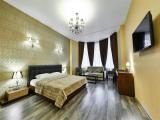 Большая комната с дополнительной мягкой мебелью