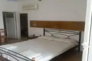 Family Restaurant Apartments, Фалираки