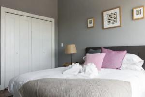 Spacious 3BR in Seaport by Sonder, Бостон