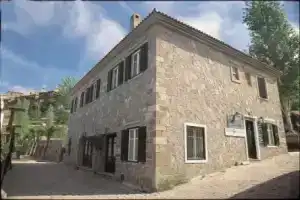 Triena Rooms, Митимна