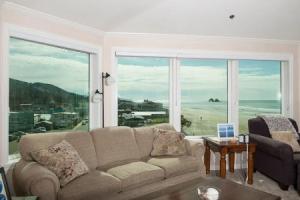 Seaview Condos 403 2 Br by RedAwning, Рокуэй-Бич