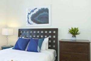 Stunning 2BR in Wrigleyville by Sonder, Чикаго