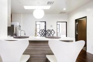 Penthouse Living at a Hip, Renovated Loft in the Heart of LA, Лос-Анджелес