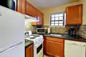 Landmark McMillin Court Apartment 3 by RedAwning, Нэшвилл