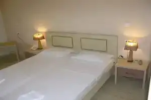 Hotel «Mikros Paradisos», Сивота