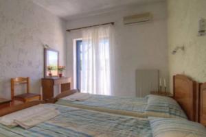 Venus Apartments, Аделианос-Кампос