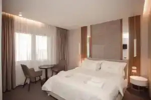 Hotel «Chicago», Шкодер