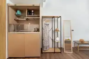Theros Suites, Хараки