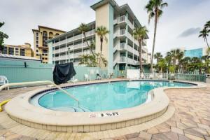 2 Blocks to Clearwater Beach: Walkable Coastal Gem, Клируотер Бич