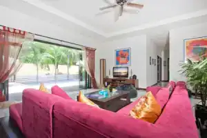 Villa Ploi Jantra 5 Bed Huge Holiday Home with Staff, Най Харн