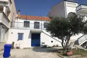 Kisas Place, Драге