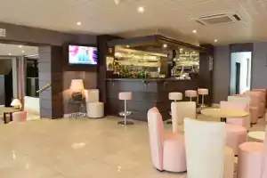 Отель «Hôtel Croix des Bretons - Lourdes Pyrénées», Лурд