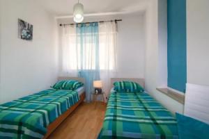 Beautiful Apartment in Zadar With 2 Bedrooms, Wifi and Outdoor Swimming Pool, Задар