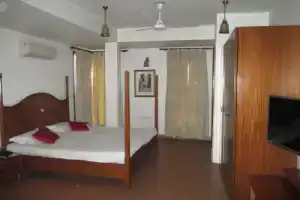 East End Retreat, Дели
