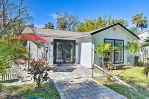 Florida Getaway w/ Patio ~ 3 Mi to Beaches!, Нью-Смирна-Бич
