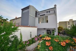 Apartment Marijo - 300m to beach, Макарска