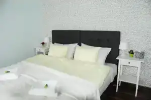 7th Room Guest House, Освенцим