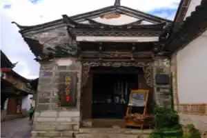 Отель «Blossom Hill Inn - Weavingland», Лицзян