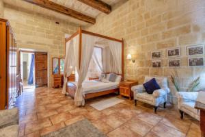 Ta'leli Pool Farmhouse in Gozo, Арб