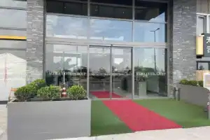 Agora Royal Hotel, Эсеньюрт