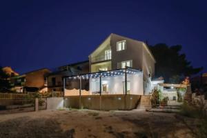Amazing Home in Brodarica With Wifi and 6 Bedrooms, Zablaće