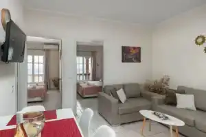 Ipsos Studios & Apartments, Ипсос