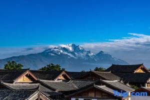Panoramic View of Snow Mountain in Shanye Rizhao Jinshan (Lijiang Ancient City Branch), Лицзян
