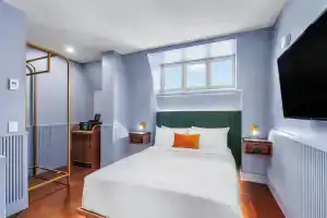 Hotel Maurice, Леви