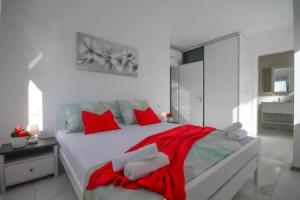 Villa Essenza Mare 650 meters from the beach, Водице