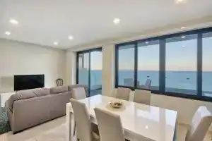 Spacious Seafront 3BR, Sliema near Beach, AC Wifi by 360 Estates, Сент-Джулианс