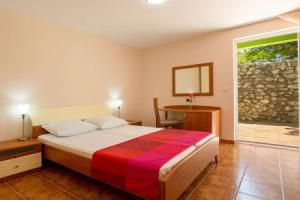 Apartment with Sea View And Ac, 12 Km From Sibenik, Водице