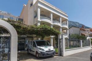 Stunning Home in Makarska with Hot Tub, Sauna & 9 Bedrooms, Макарска