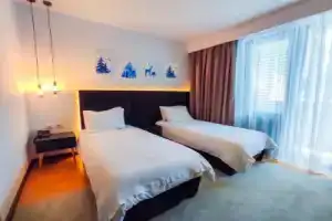 Dim's Hotel, Корча