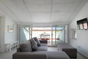 Romantic Apartment With Terrace by Wonderful Italy, Ольбия