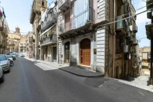 La Casa di Andrea Sleeps 5 With Parking, Кальтаджироне