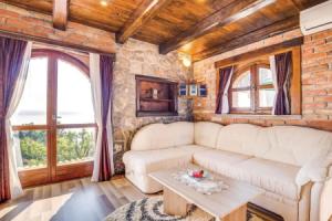 Stunning Home in Lovran With Wifi and 1 Bedrooms, Ловран