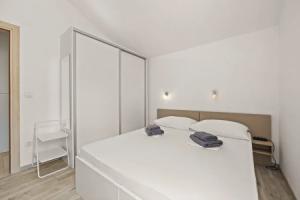 Sea View Vacation Apartment in Cres, Црес