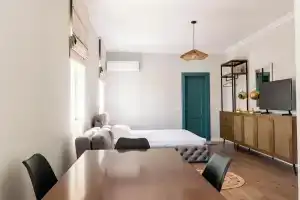 Kristianna Apartments, Дерми