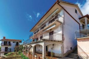 Nice Home in Lovran With Wifi and 2 Bedrooms, Ловран