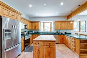 Spacious Flagstaff Home w/ Hot Tub & Fire Pit!, Флагстафф