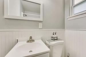 Updated Charlotte Home w/ Yard ~ 3 Mi to Uptown!, Шарлотт