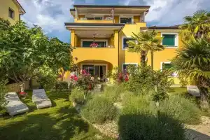 Stunning Apartment in Kostrena With 2 Bedrooms, Wifi and Outdoor Swimming Pool, Риека