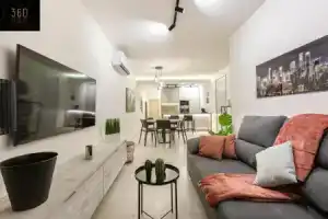 Beautiful, cozy APTs just off the Promenade & WIFI by 360 Estates, Сент-Джулианс