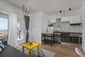 Apartments Left & Right with jacuzzi, 4 stars, Макарска