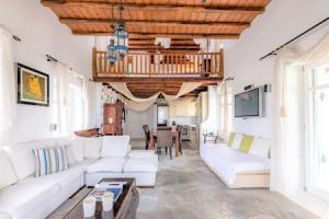 Carmelita Villa with Pool by Stylish Stays, Агиос Иоаннис