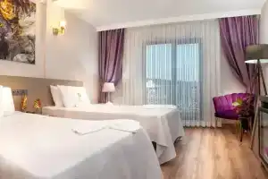 The Nova Hotel, Ялова